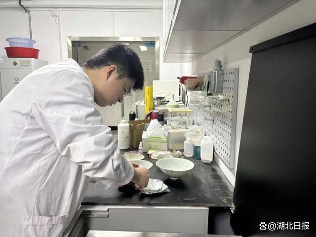 我在湖北修文物｜95后“老師傅”汪洋，“妙手回春”還瓷器原貌