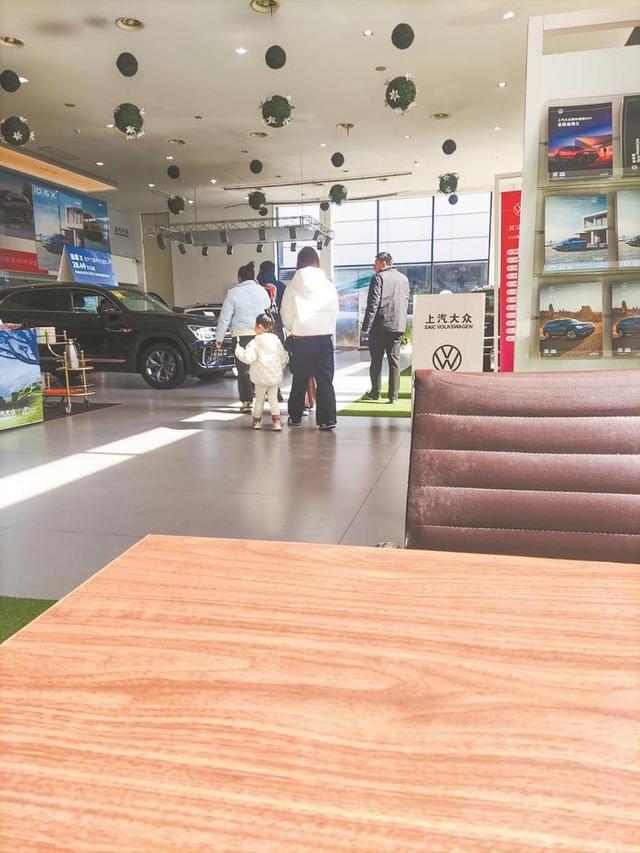 記者實探降價戰(zhàn)下的4S店 比亞迪有的門店看車客戶增5倍