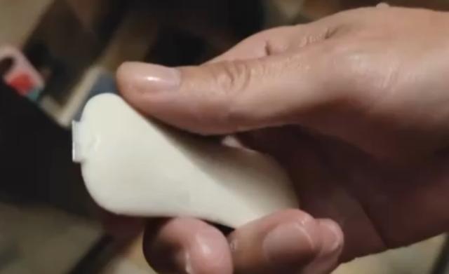舒膚佳香皂洗出刀片？重慶網(wǎng)友稱洗澡時(shí)差點(diǎn)被“一刀封喉”，多方