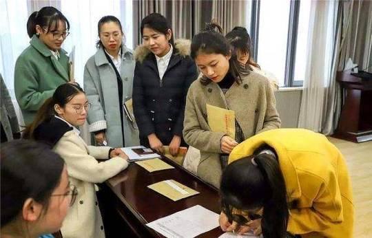 師范生迎來(lái)壞消息，中小學(xué)教師招聘門檻提升，想當(dāng)老師要早做打算
